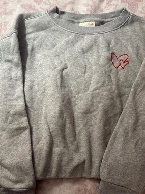 Grey cropped crewneck sweatshirt with red hearts...